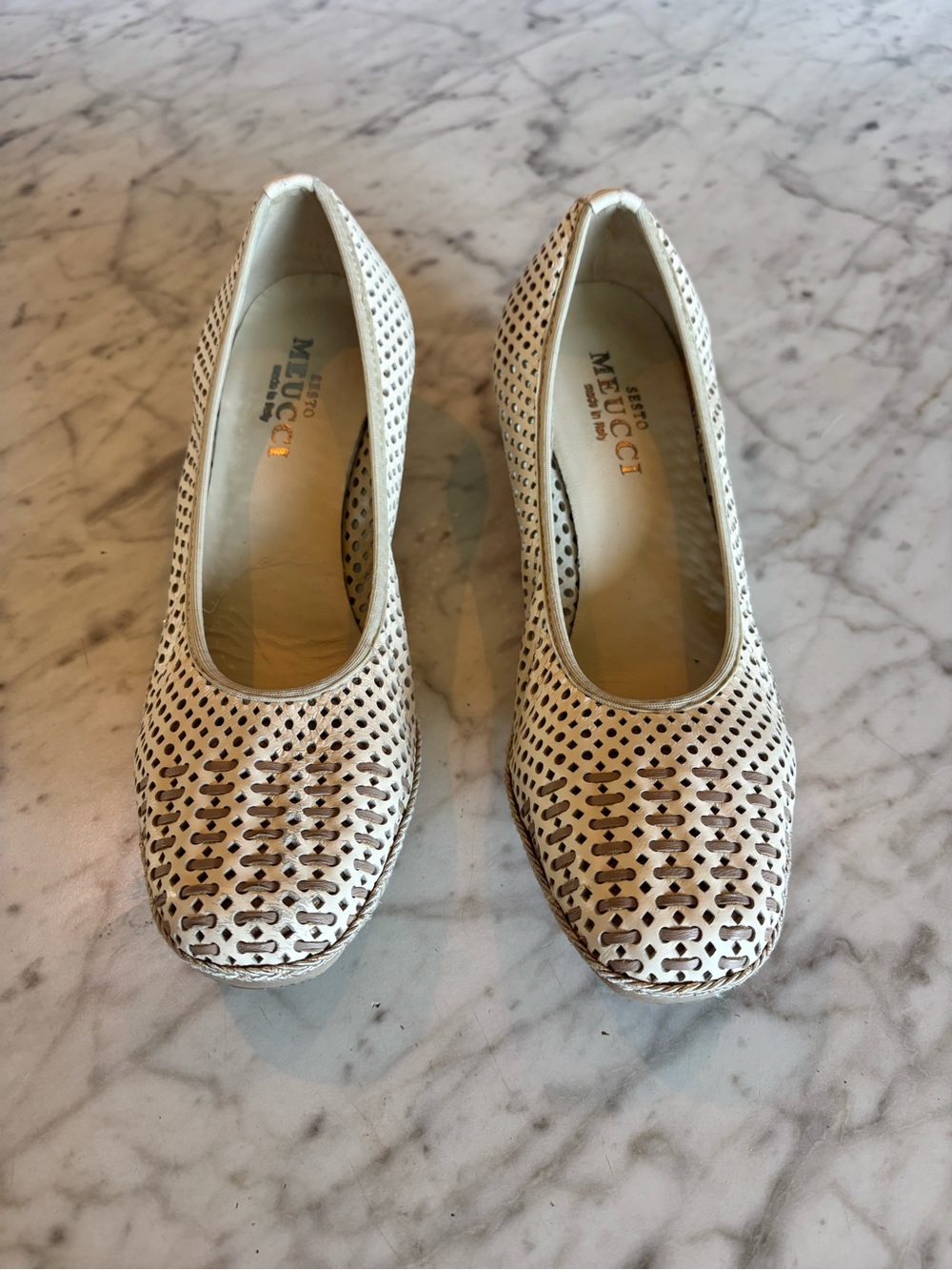 Vintage SESTO MEUCCI Cream/Gold Perforated Leather Wedge